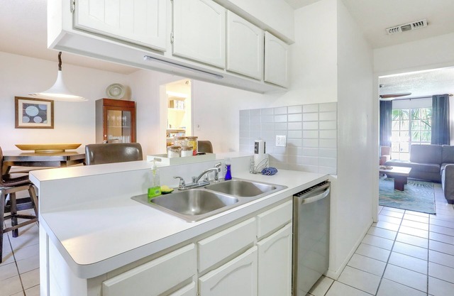 Townhome Near Beach in Galveston: Furnished Patio!