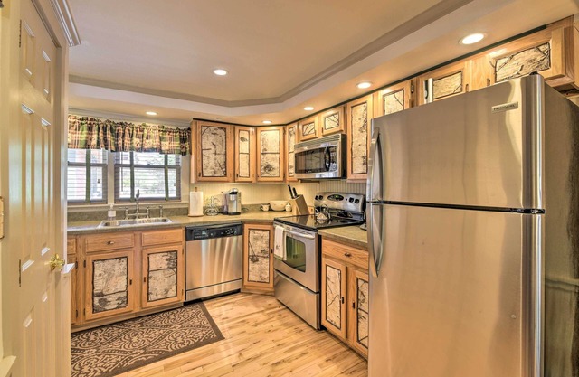 Townhome w/Deck: Walk to Mirror Lake & Main St!