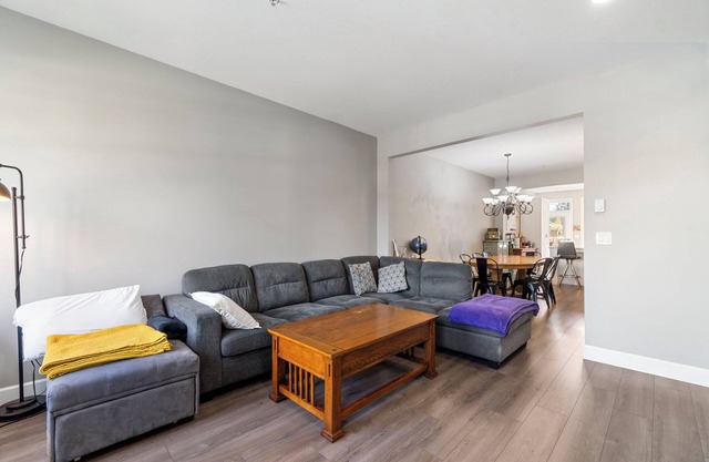Townhouse located for Rent – Steps Away from All Amenities!