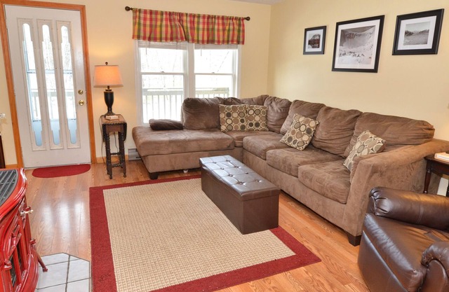 Townhouse on Saco River w 2 Kayaks, Minutes from N. Conway, NH