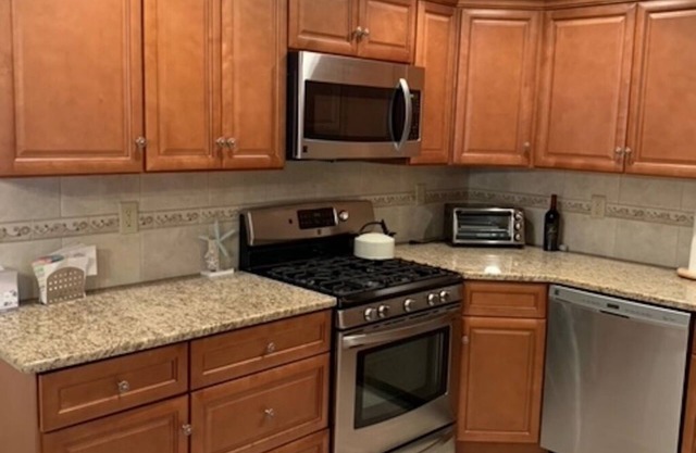 Townhouse One Block from the Beach / walking distance to stores and restaurants