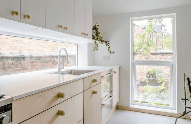 TownHouse overlooking park with free parking, near Manchester's universities