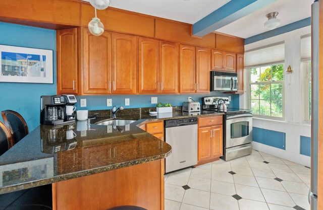 Townhouse style unit on Salem Common!