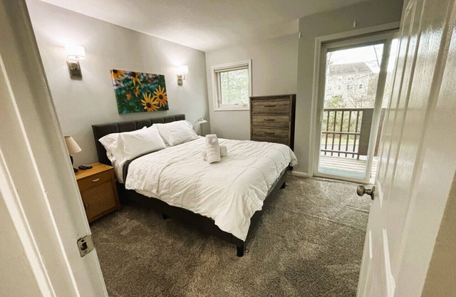 Townhouse Walking Distance To Expo Center!