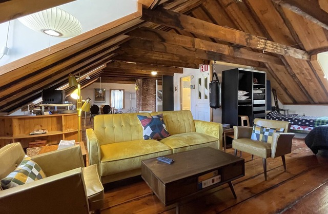 Townhouse with loft in Portsmouth Downtown Historic District, includes Parking!