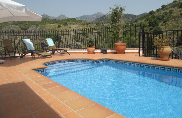 Townhouse with private pool, stunning mountain and sea views