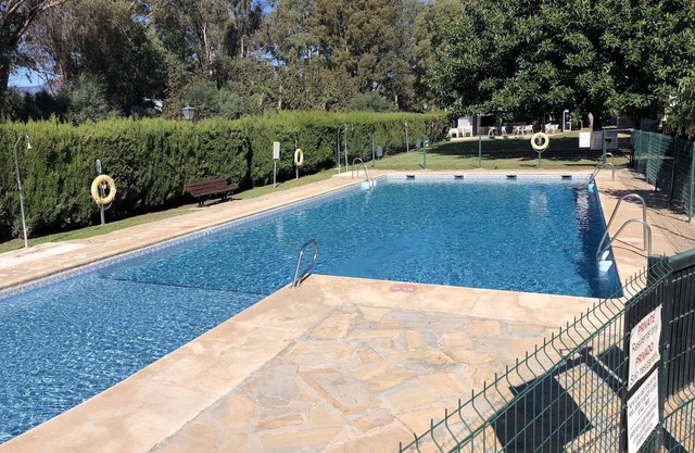 Townhouse with Shared Pool, 2 minute Walk from Sea