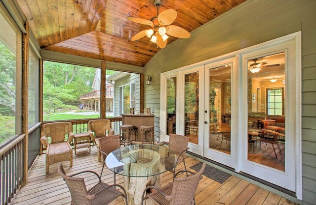 Townville Lakefront Cottage with Private Dock!