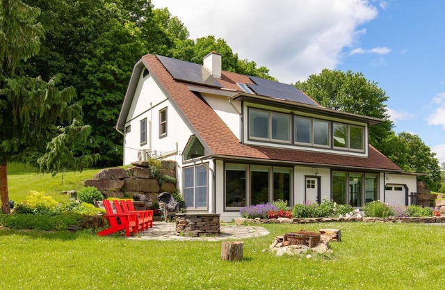 Toymaker Farmhouse: Bright Private Oasis in Saugerties w/ Fishing Pond