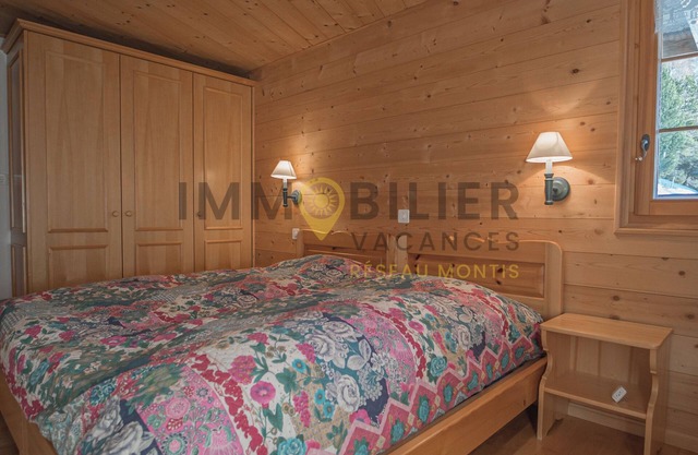 Très beau chalet situé au calme, à 300 mètres du centre et du bus navette, en lisière de forêt au dé