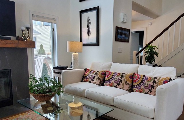 Track Season 4 Bedroom Townhouse Near Saratoga Lake. Newly renovated!