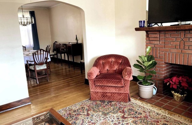 Traditional decor, 2+Br, 2Ba, Off St pkg, US OPEN