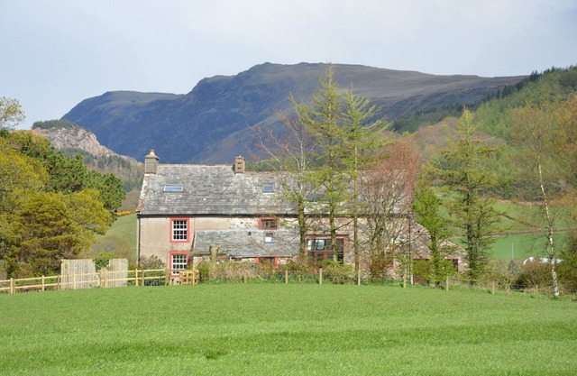 Traditional Family Friendly Farmhouse cottage - sleeps 8