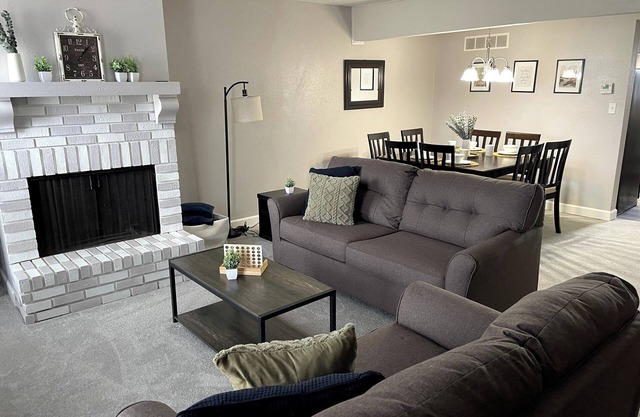 Traditional Updated Townhome - sleeps 12, 4 sleep spaces