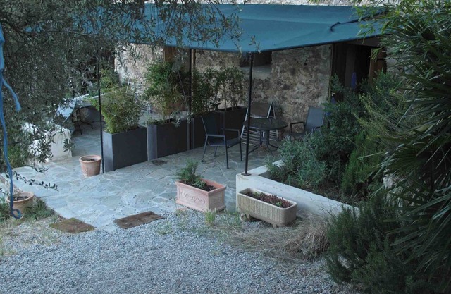 Traditional vaulted room 5 km from the beach, at the foot of the mountains