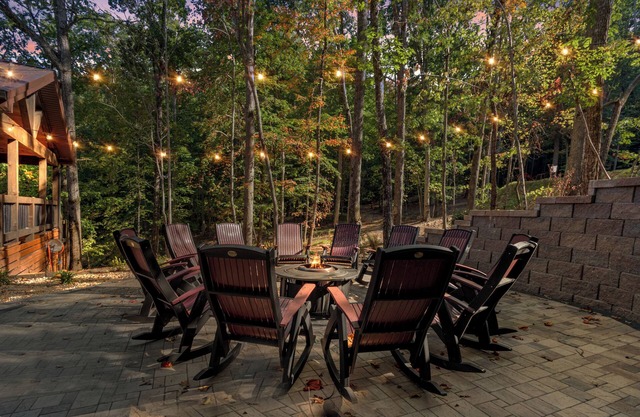 Trails End Lodge Spacious 5-bedroom cabin in tranquil Morganton with AC, WiFi