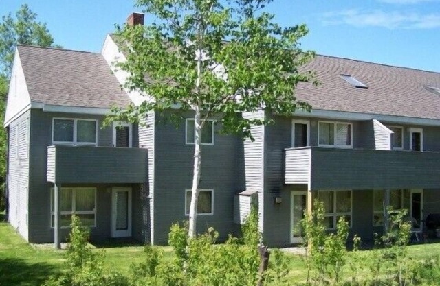 Trailside, four bedroom, sun filled condo, with pool, view of Sugarloaf and AC