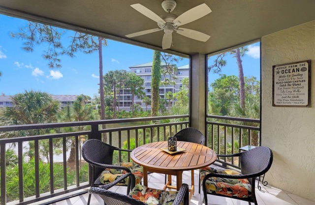 🌿Tranquil 2/2 Seasonal Getaway with Lake Views in Wild Pines in Bonita Bay! 🌊"