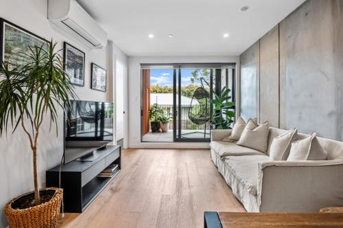 Tranquil 2 Bd Apt with AC, WIFI, & 10min from CBD