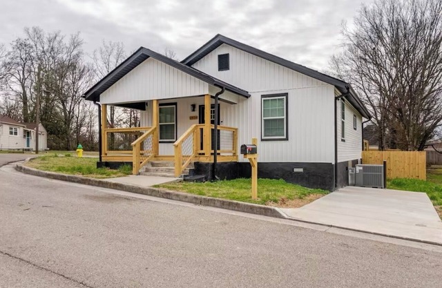 Tranquil 2-bedroom house in Knoxville with WiFi & great backyard space to enjoy