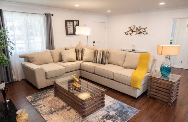 TRANQUIL 2-BEDROOM HOME IN BEAUTIFUL QUIET BURBANK NEIGHBORHOOD (P24)