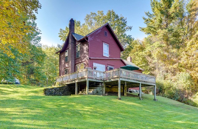 Tranquil 3 BR Stockbridge House w/Private Deck!