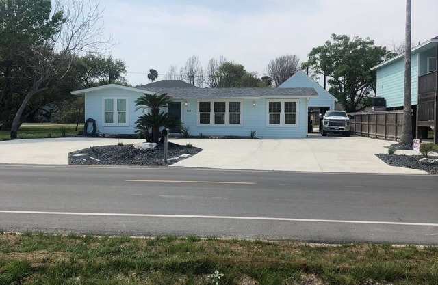 Tranquil 4-bedroom house in Corpus Christi with WiFi and AC