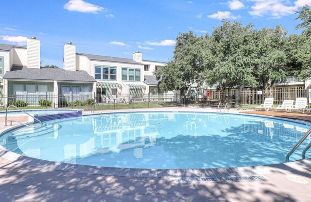 Tranquil Bay! Pool, Pier, Tennis Courts, Boat Slips, BBQ and so much more!