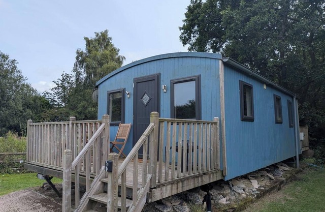 Tranquil Cabin Retreat- Sleeps 2, Parking