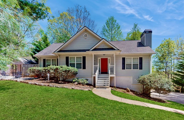Tranquil cabin retreat with shady porch near wineries & waterfalls-Dog Friendly