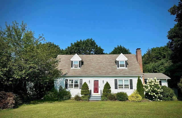 Tranquil country home on a quiet acre, 8 mins from the center of Hudson