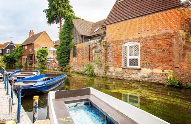 Tranquil Elm Lodge Escape in Canterbury