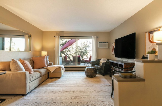 Tranquil Hidden Gem: Tree-Lined Patio, Gym, Pool
