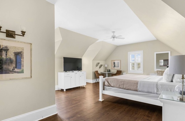 Tranquil House Inn - Downtown Waterfront Manteo - 1 King Large Premium Room 37