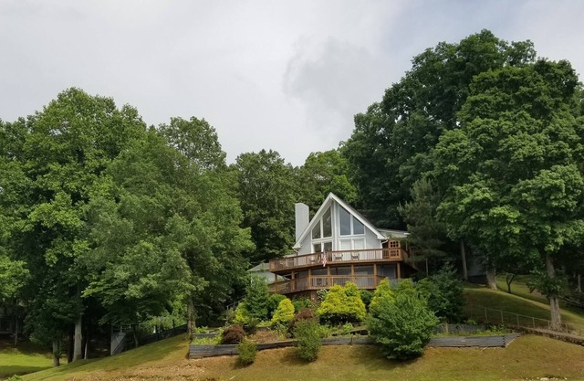 Tranquil Lake House: Dock, Beach, Unmatched Views – Your Serene Retreat Awaits!