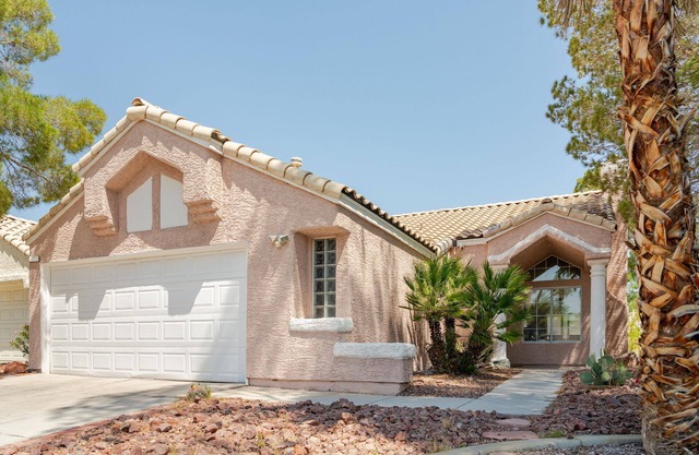 Tranquil Lakeside Escape: Your Ideal Getaway from the Vegas Strip!