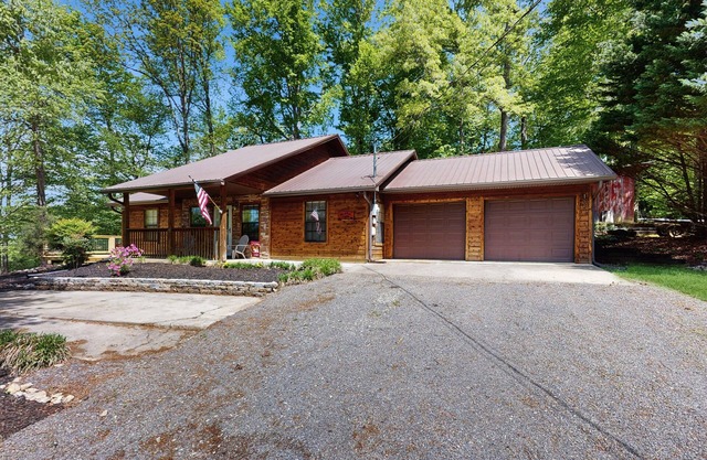 Tranquil mountain cabin w/game room, large garage & parking for boats and bikes