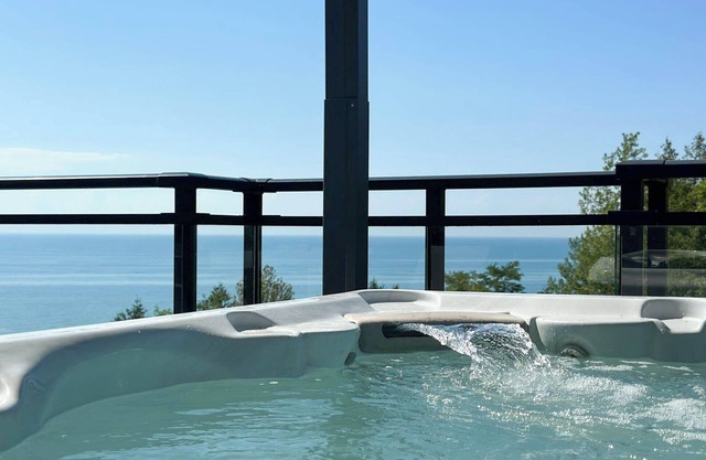 Tranquil Oasis - 3 King Beds, *Lakeview Hot Tub* - Private Lake Access