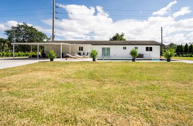 Tranquil Oasis: Pool, Sports Haven, Expansive Yard
