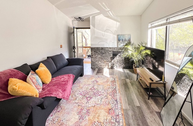 Tranquil Retreat Steps from Garden of the Gods!