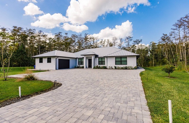 Tranquil retreat w/private pool, AC, W/D, WiFi, and near attractions