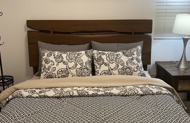 Tranquil & Stylish ~ 5★ Location, ♛Queen Beds, Pkg