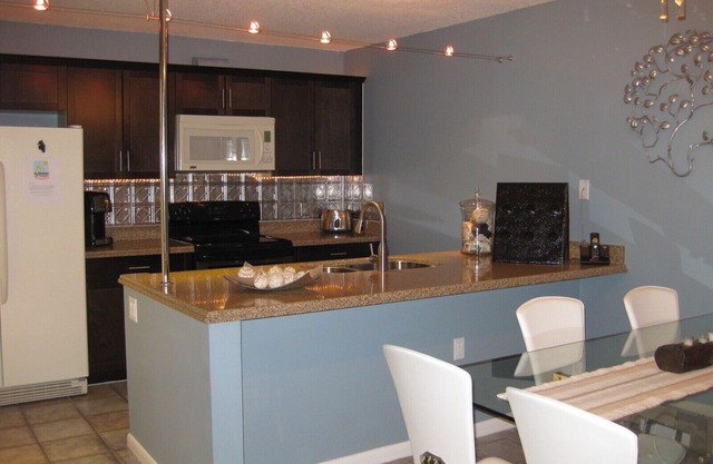 Tranquil/tasteful/serene 2BDRM townhouse avail (min 1 MO); L/T (3 MOS+) welcome