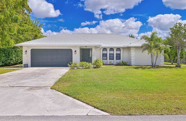 Tranquil Vacation Home, Hot Tub and Pool - 4 miles to Naples Beach!