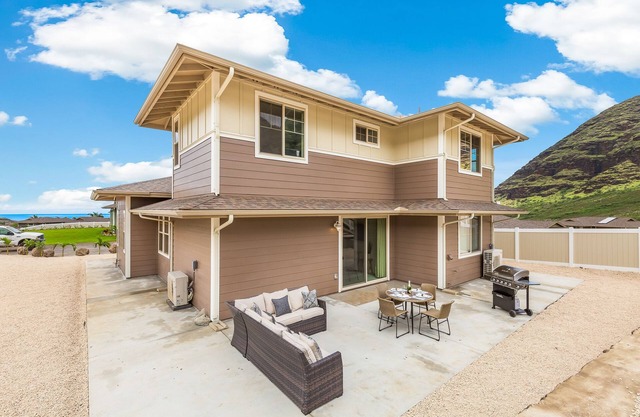 Tranquil Vacation Home in Makaha Valley Near Beach w/Exterior Dining & Bbq