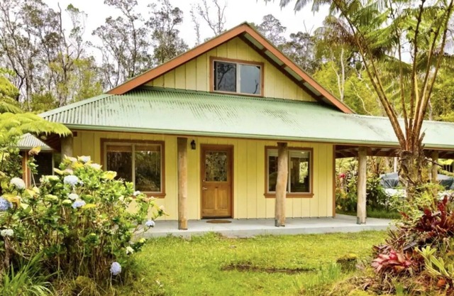 Tranquil Volcano Retreat with Rainforest Views