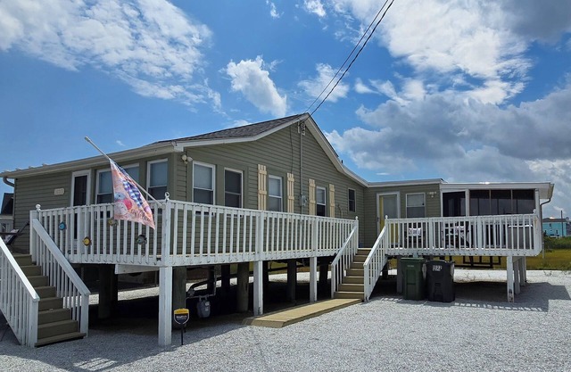 Tranquil Water View 3-bedroom, 1-bathroom house in TuckertonnnSleeps : 8