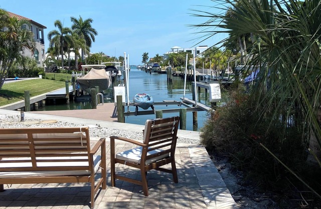 Tranquil Waterfront home- Water, peace, sunshine, & sand, this is your place. n