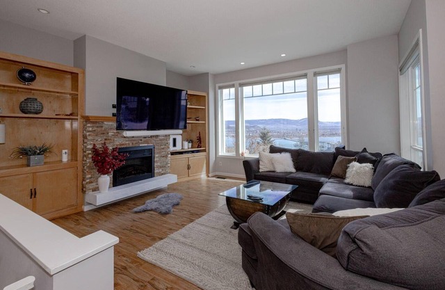 Transcendent View Oasis - Lakeview Family Home