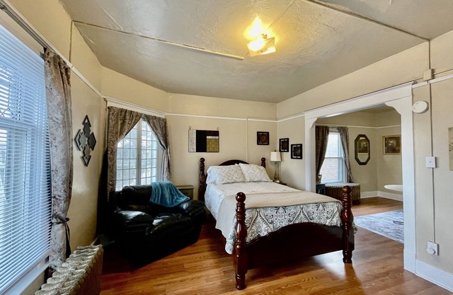 Traveling Professional’s Efficiency Apartment 2 Blocks from Parkview Hospital